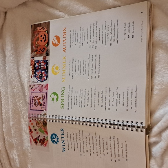 Happy Holidays in plastic canvas - Picture 4 of 16